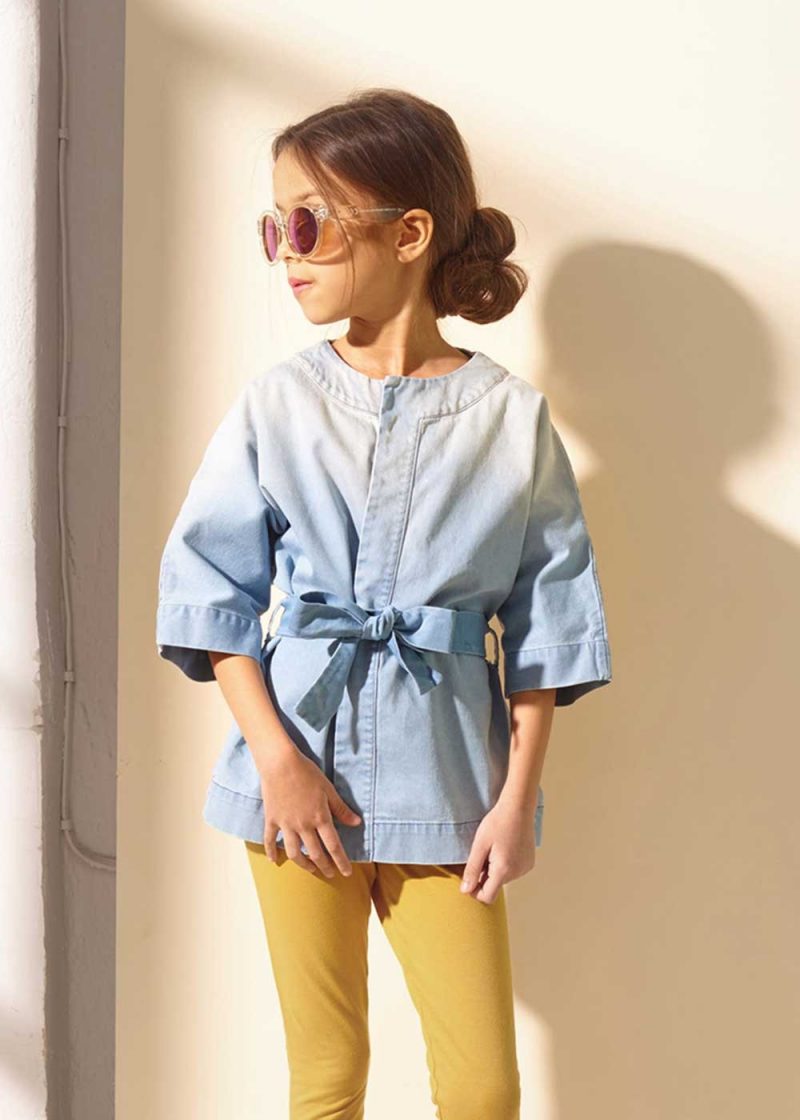 jeansowa kurtka kimono dla dziecka, dżinsowa, dziecięca, dla dziewczynki, wiązana w pasie, z denimu, denimowa, z jeansu, jasno-niebieska, z paskiem, rękawy kimono