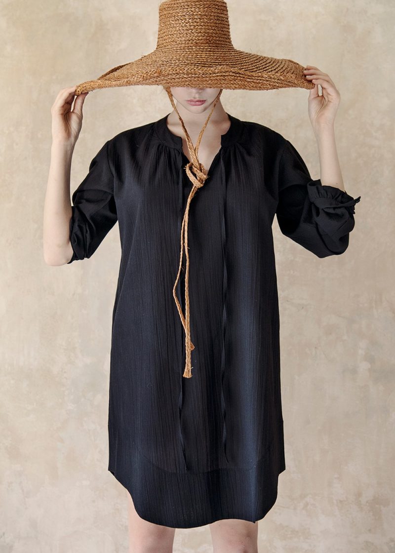 damska, czarna tunika, sukienka koszulowa, prosty krój, do kolan, wiązana przy dekolcie, z bawełny organicznej, 1005 bawełna organic cotton