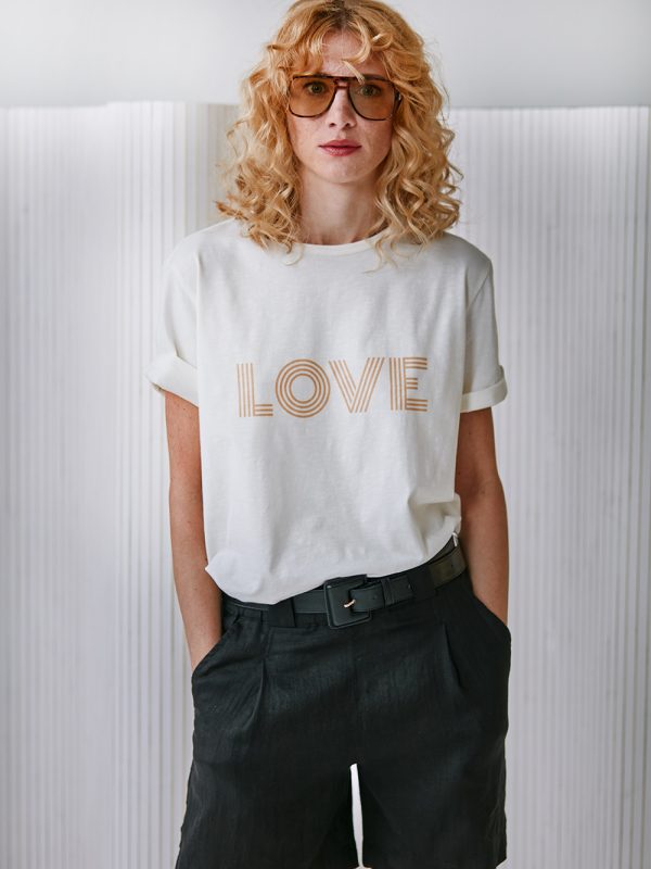t-shirt z nadrukiem Love, szorty lniane czarne