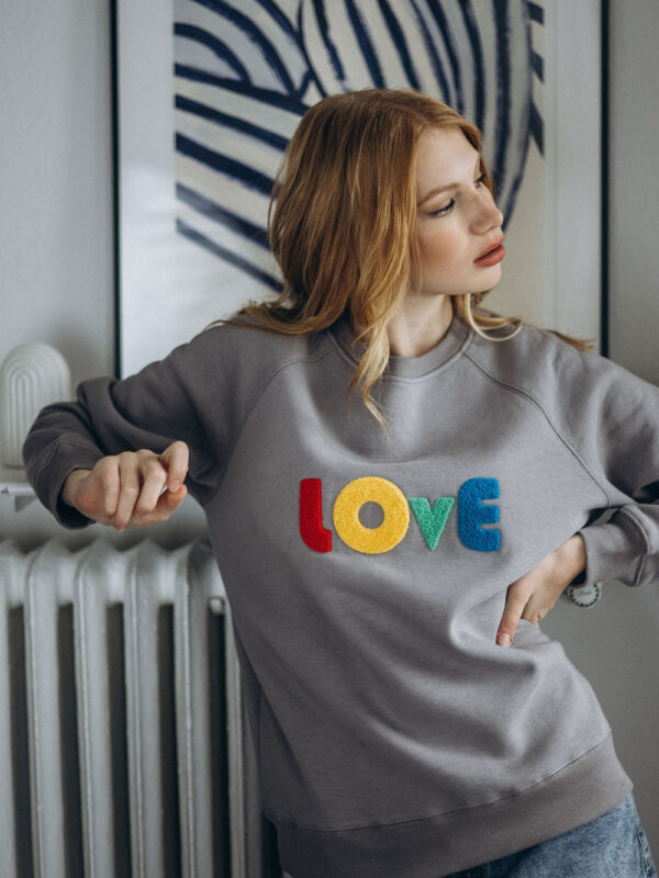 damska szara bluza z kolorowym nadrukiem love, tęczowy nadruk, tęczowy haft, bluza love damska