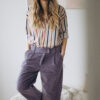 damskie spodnie sztruksowe fioletowe, luźne spodnie sztruksowe, damska koszula bawełniana w paski