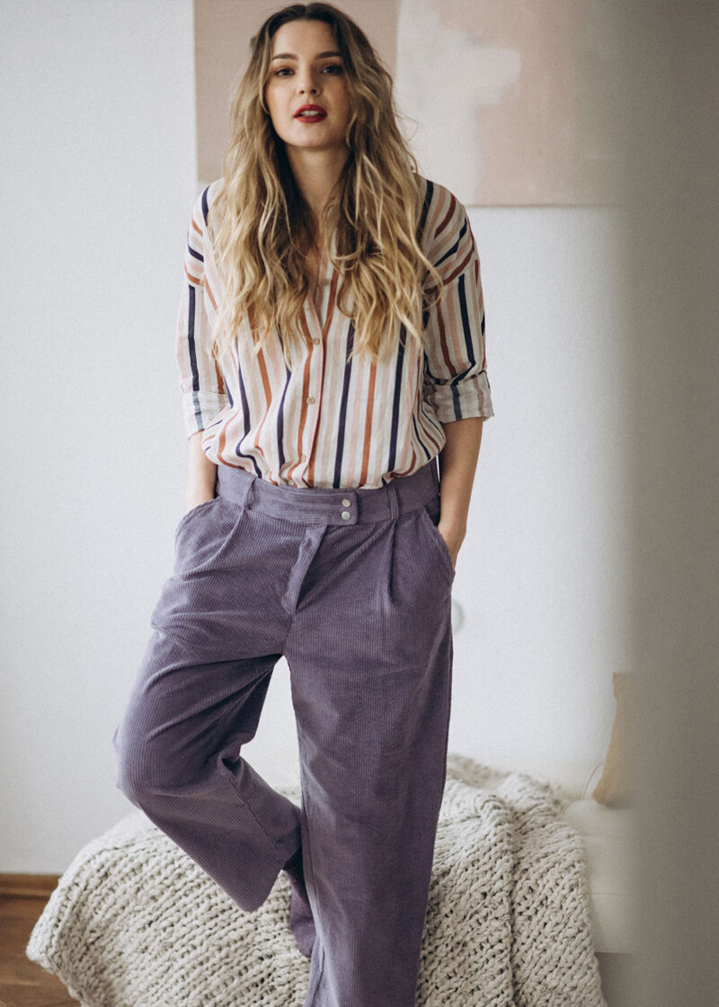 damskie spodnie sztruksowe fioletowe, luźne spodnie sztruksowe, damska koszula bawełniana w paski