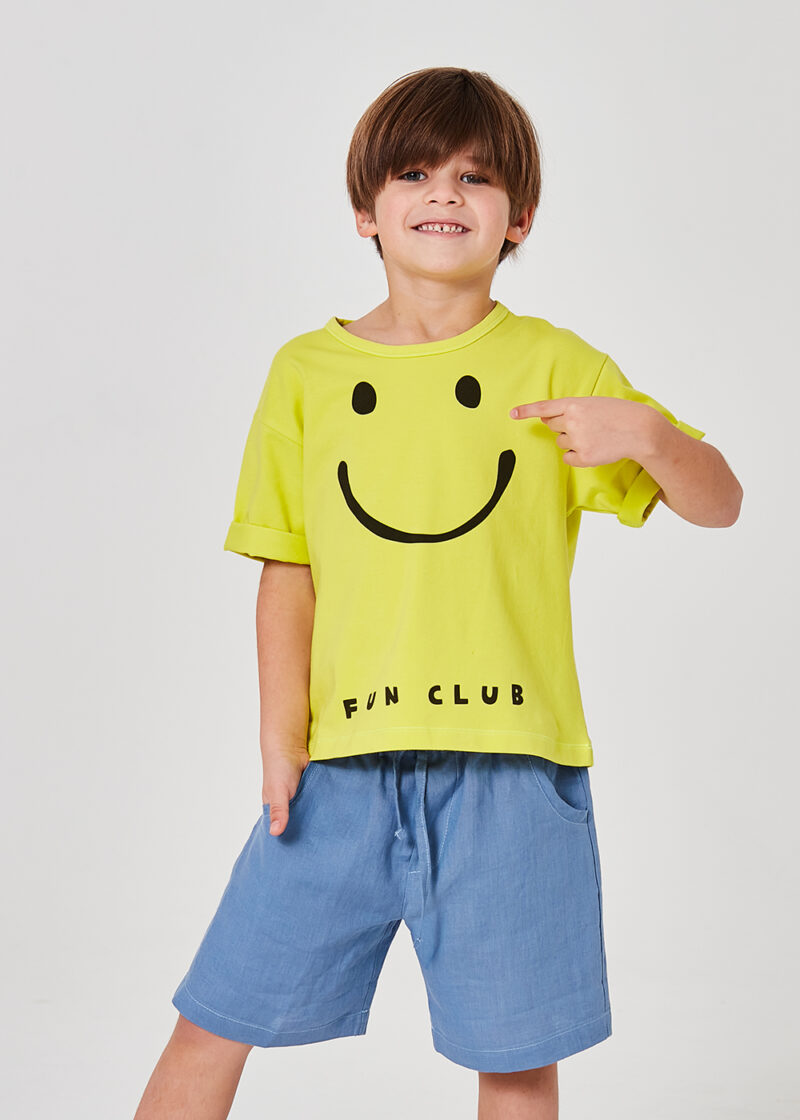 t-shirt bawełniany z nadrukiem smile, dzianinowa koszulka dziecieca z krótkim rekawem żółta, neonowa, niebieskie szorty lniane dziecięce, z lnu