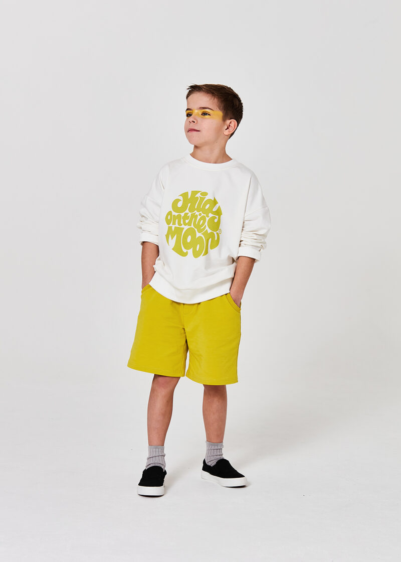 bluza z nadrukiem vintage, biała bluza dzianinowa dziecięca, dla dziecka, bawełniana, szorty bawełniane neonowe, żółte