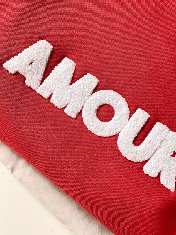 haft chenille, damska czerwona bluza z dzianiny z haftem Amour