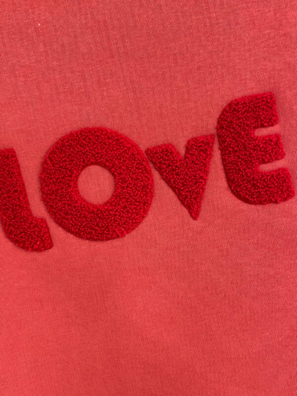 damska bluza dzianinowa, czerwona, z nadrukiem Love, z haftem love