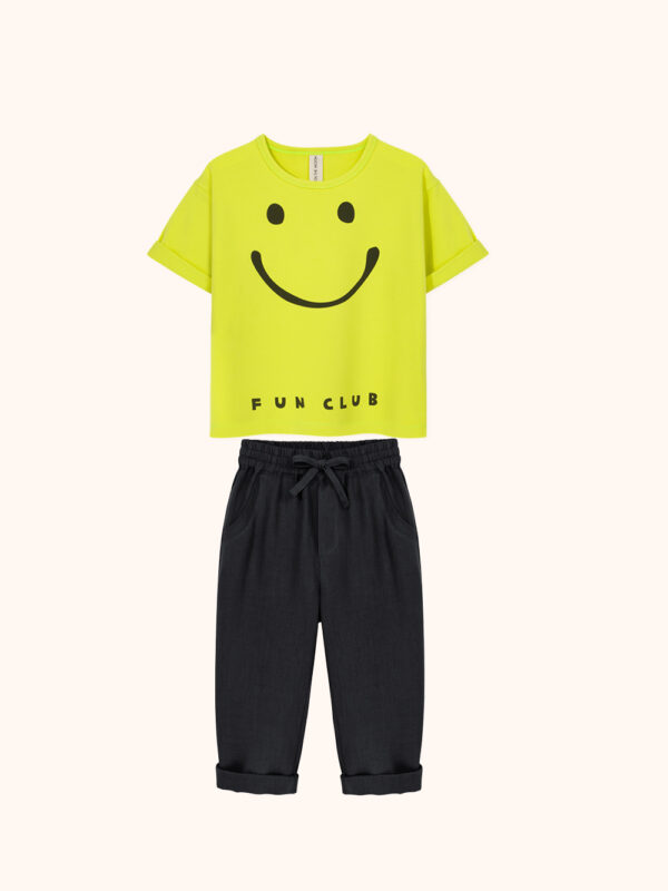 t-shirt dziecięcy neonowy, żółty, z nadrukiem SMILE, z uśmiechem, czarne lniane spodnie dla dziecka
