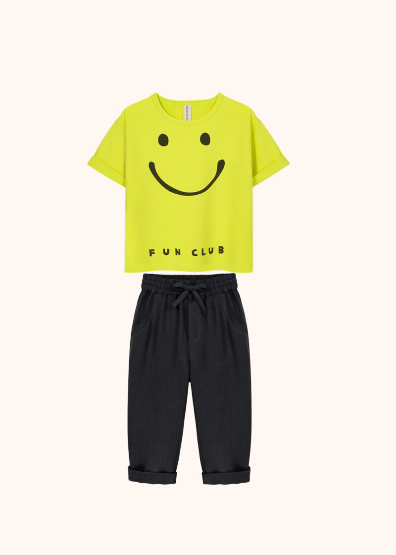 t-shirt dziecięcy neonowy, żółty, z nadrukiem SMILE, z uśmiechem, czarne lniane spodnie dla dziecka