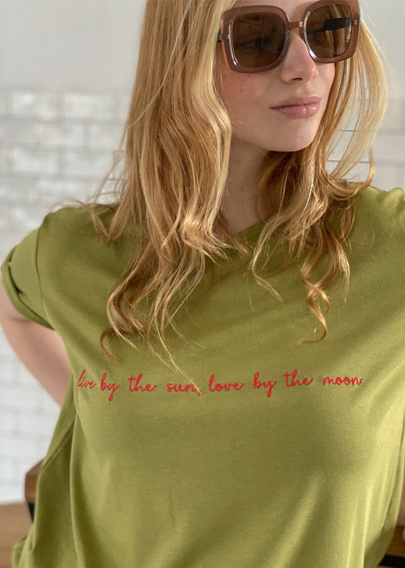 oliwkowy damski t-shirt, zielony , khaki, bawełniana koszulka, z bawełny, z napisem wyhaftowanym, z haftem live by the sun love by the moon