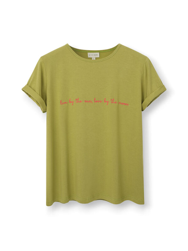 damski t-shirt z bambusa, oliwkowy, w kolorze oliwki, bambusowa dzianina, zielona koszulka, khaki, z czerwonym haftem live by the sun, dream by the moon