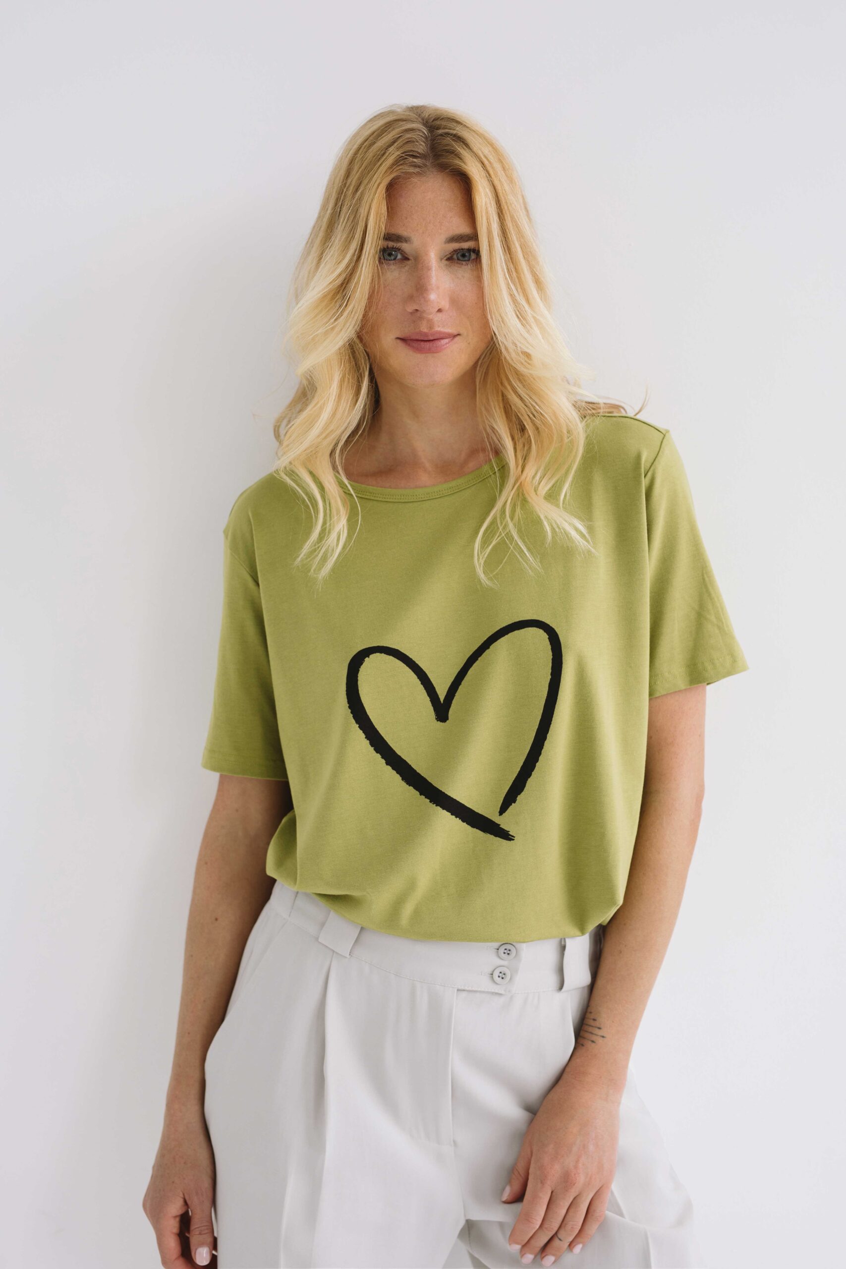 damski t-shirt oliwkowy, zielony, z sercem, z nadrukiem,