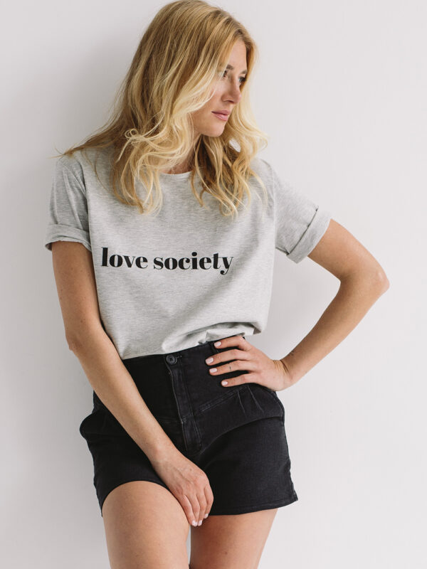 damski t-shirt, koszulka damska, bawełniany, bawełniana, z nadrukiem love society, szary melange, melanż, damskie szorty czarne jesnsowe, denimowe