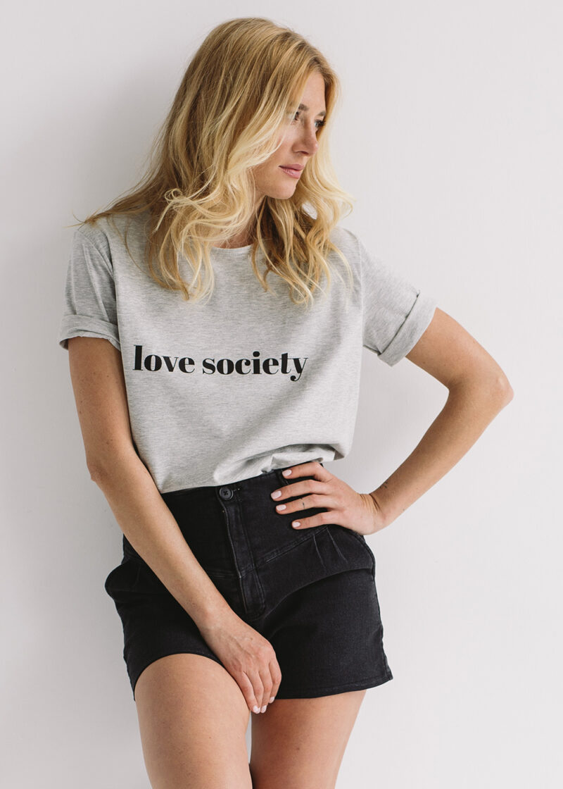 damski t-shirt, koszulka damska, bawełniany, bawełniana, z nadrukiem love society, szary melange, melanż, damskie szorty czarne jesnsowe, denimowe