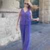 fioletowy damski garnitur, kamizelka fioletowa w modnym kolrze, najmodniejszym kolorze, szerokie damskie spodni od garnitury, wide-leg