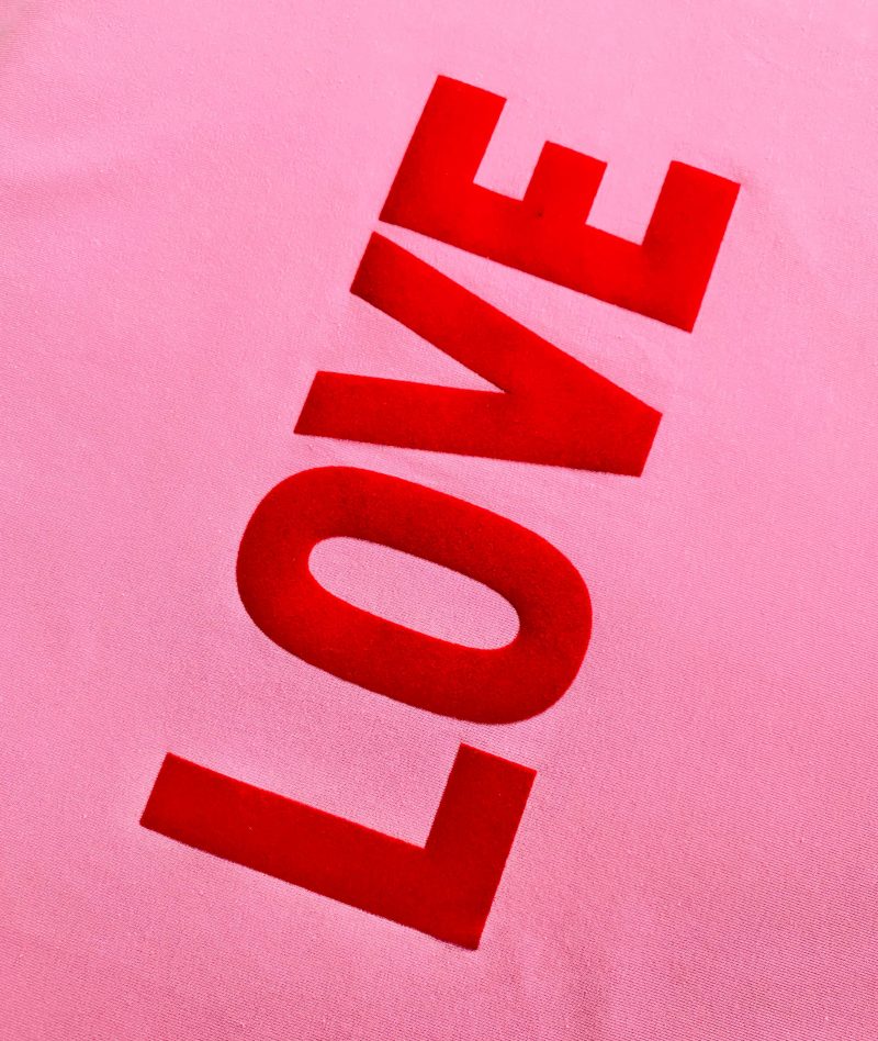 różowy damski t-shirt z napisem LOVE