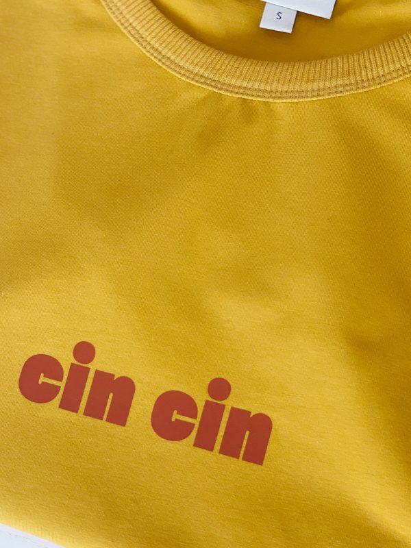 t-shirt z napisem, nadrukiem cin cin, żółty, mango, na lato