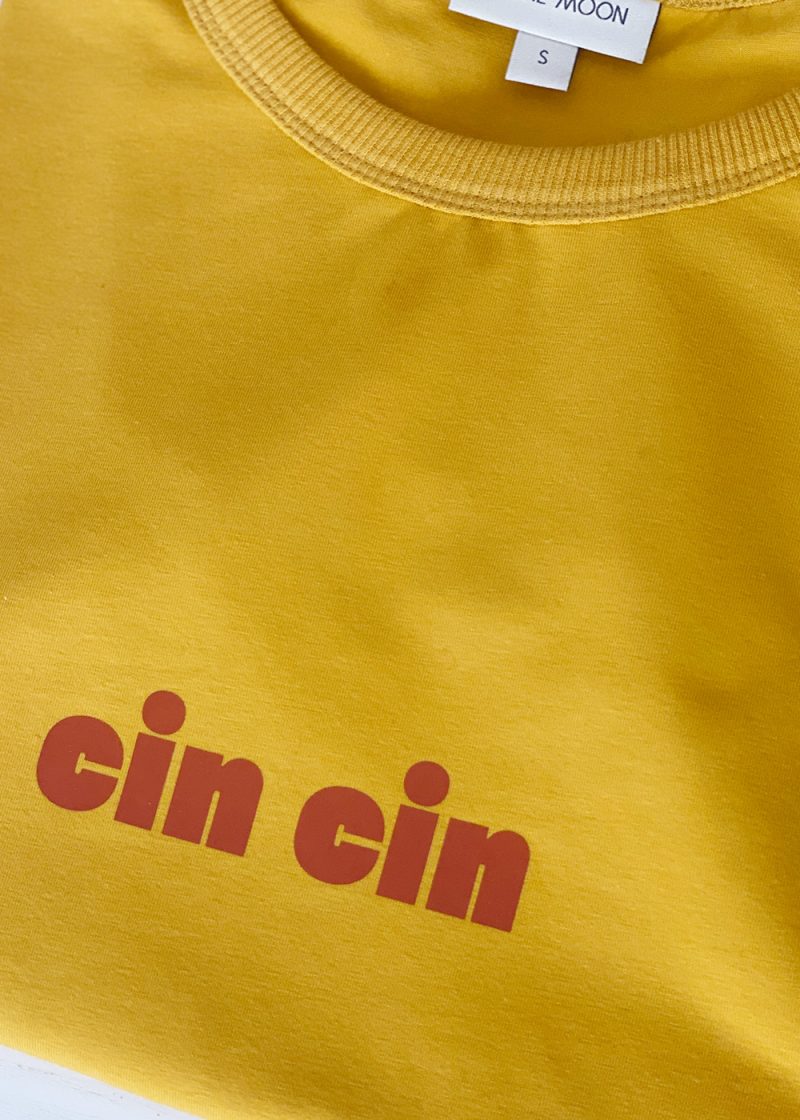 t-shirt z napisem, nadrukiem cin cin, żółty, mango, na lato