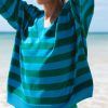 damski sweter z dekoltem V, w serek, w paski niebiesko-zielone, bawełna organiczna, cienki, oversize, polska marka