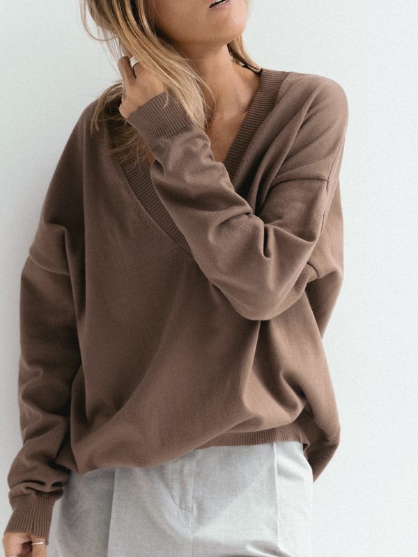 sweter luźny, oversize, brązowy, mokka, kawa z mlekiem,w serek, z dekoltem, cienki, bawełna organiczna, polska marka, by the moon, na wiosnę i lato