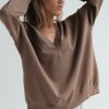 sweter oversize w kolorze mokka, brązowy, dekolt w serek, luźny, cienki, bawełna organiczna