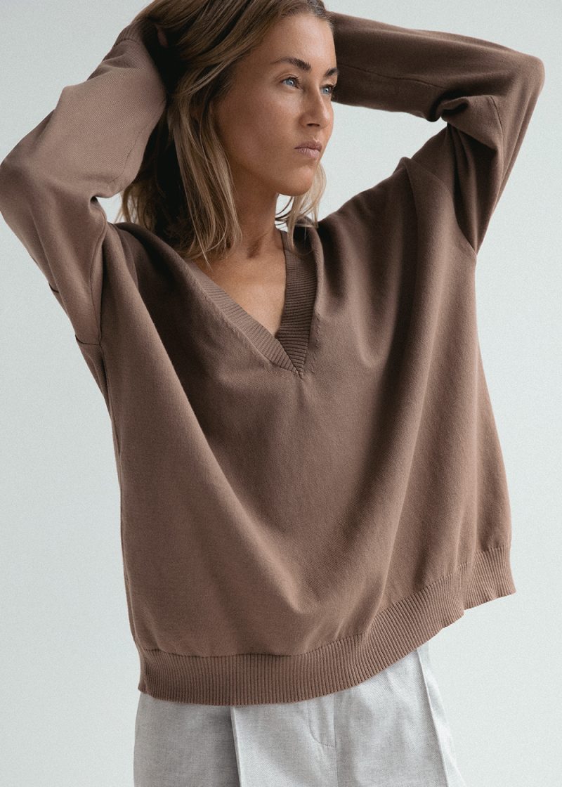 sweter oversize w kolorze mokka, brązowy, dekolt w serek, luźny, cienki, bawełna organiczna