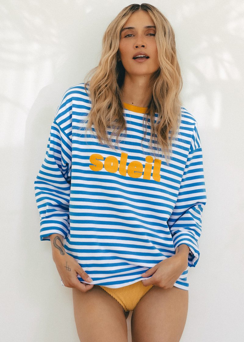 luźny, oversize longsleeve, koszulka, bluzka damska z długim rękawem, dzianinowa, bawełna, w paski niebieskie, z nadrukiem flock Soleil, by the moon