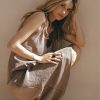 slip dress, sukienka typu halka, mokka, czekoladowa, kawa z mlekiem, z dekoletm, na lato