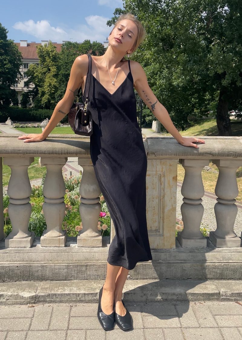 czarna sukienka damska slip dress, na ramiączkach, satynowa, z wiskozy, błyszcząca, z dekoltem na plecach, juliette noir, na ślub, wesele, polska marka
