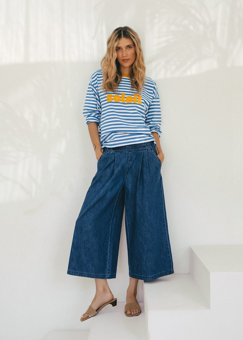 damskie kuloty denimowe, z denimu, jeansowe, dżinsowe, jeans, na gumke, szerokie nogawki, longsleeve, bluzka z napisem soleil, w paseczki, paski niebiesko-białe