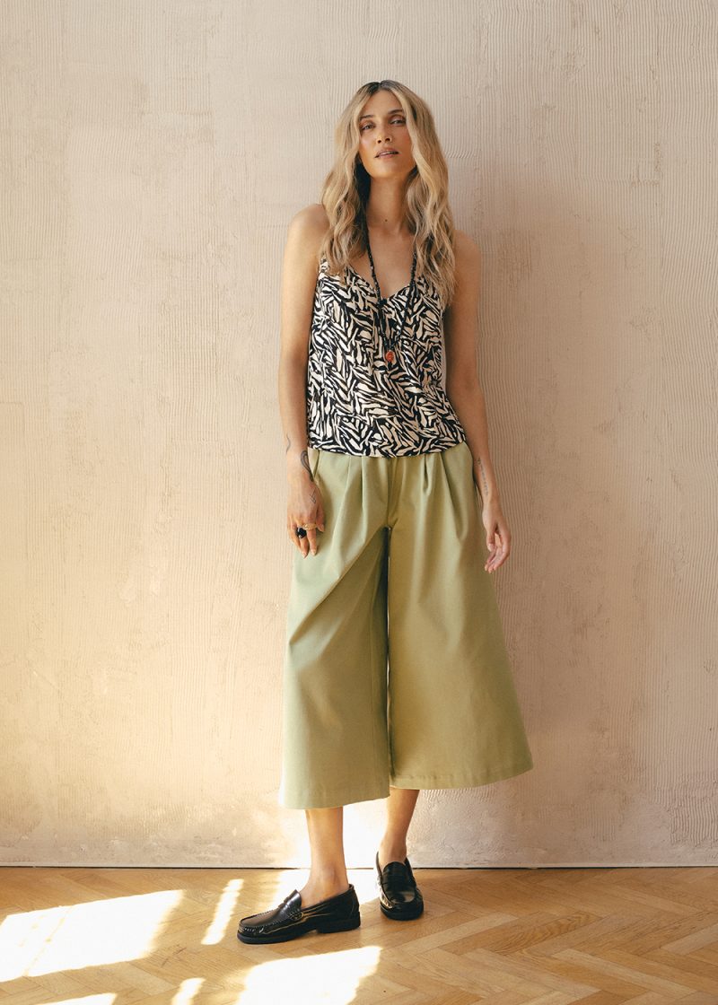 top na ramiaczkach pepper, w zeberkę, zebra print, kuloty damskie khaki, szałwiowe, na gumkę, szerokie za kolana, by the moon, polska marka