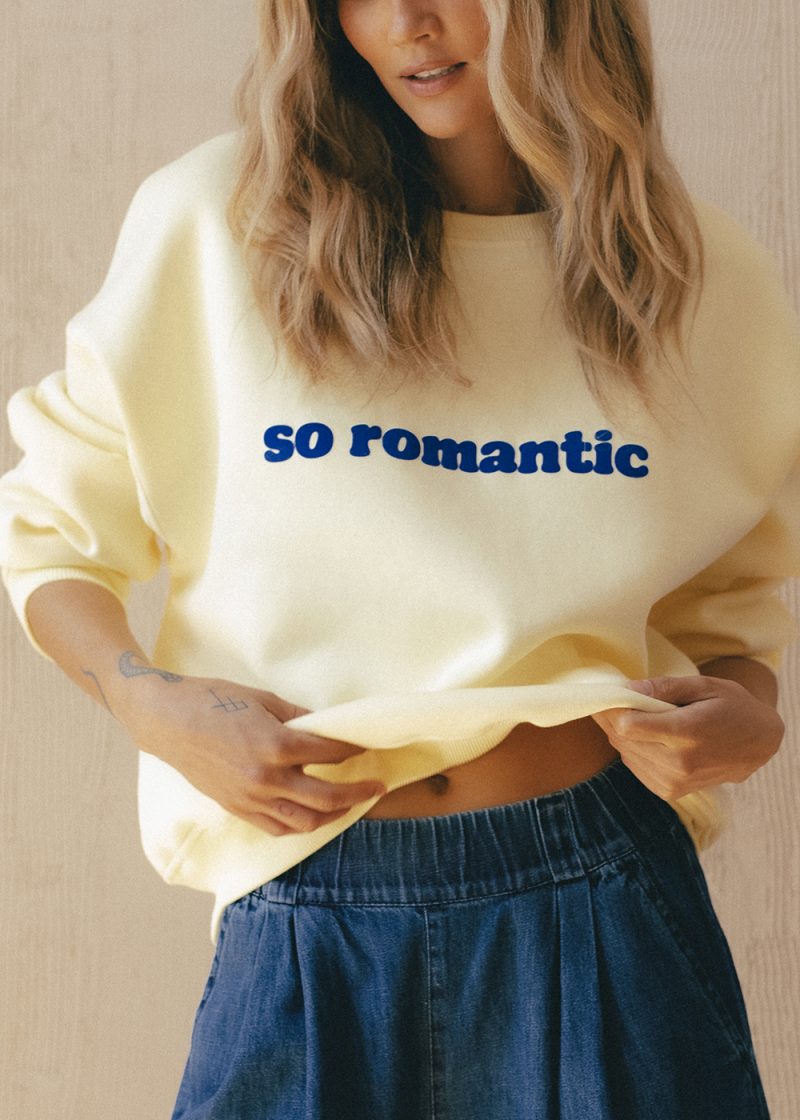 żółta damska bluza, masełkowa, z napisem so romantic
