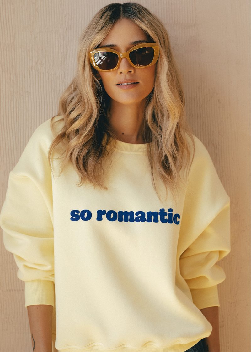 bluza masełkowa, żółta, z napisem, nadrukiem so romantic, polska marka, bawełna